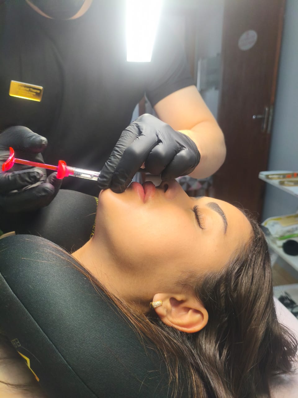 Procedimento de alta precisão com Ácido Hialurônico na Clínica Elevation